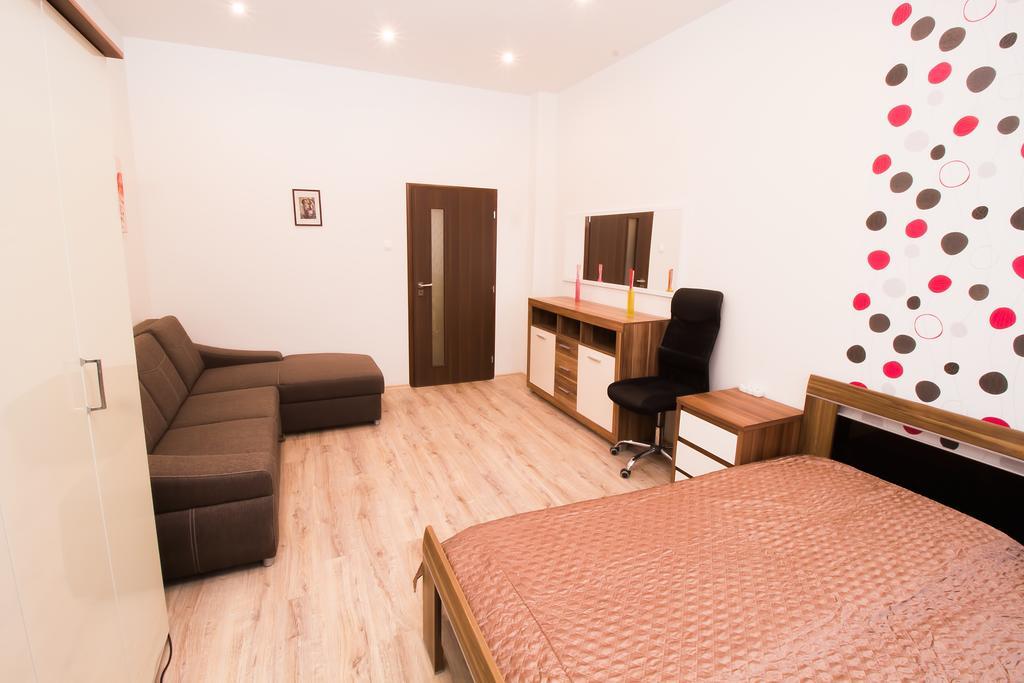Apartment Ve Smeckach With A Big Terrace Прага Екстериор снимка
