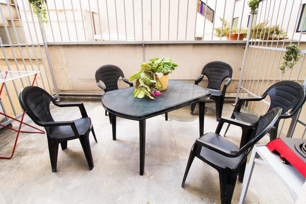 Apartment Ve Smeckach With A Big Terrace Прага Екстериор снимка